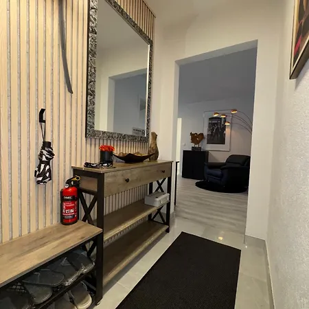 Familienfreundliche Geraeumige Design-wohnung Mit Balkon Im Zentrum - Apolonialiving Apartment