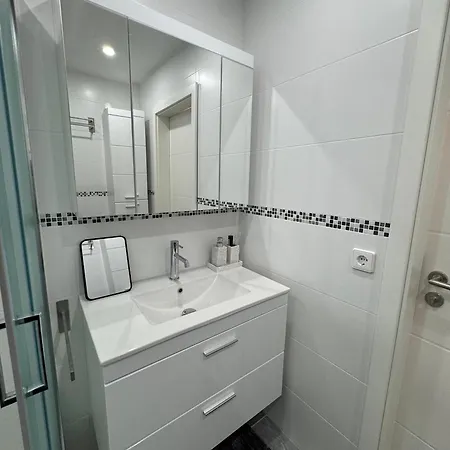 Spacious 2 Bedroom With Balcony - Apolonia Living *