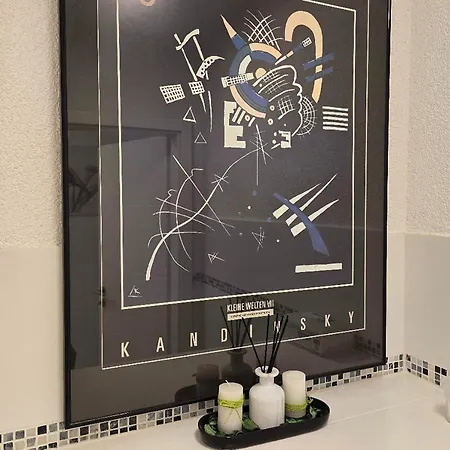 Familienfreundliche Geraeumige Design-wohnung Mit Balkon Im Zentrum - Apolonialiving *