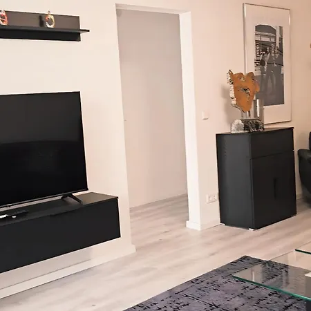 Familienfreundliche Geraeumige Design-wohnung Mit Balkon Im Zentrum - Apolonialiving Apartamento