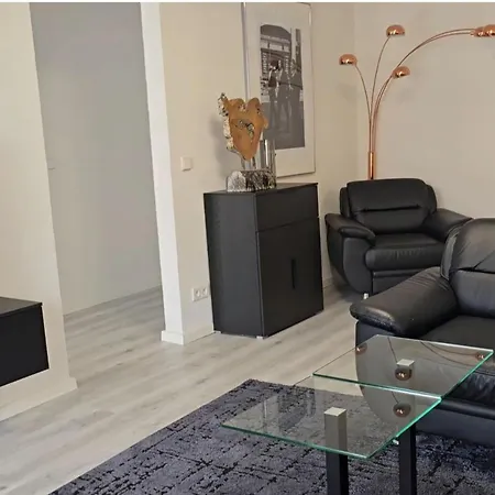 Apartamento Familienfreundliche Geraeumige Design-wohnung Mit Balkon Im Zentrum - Apolonialiving