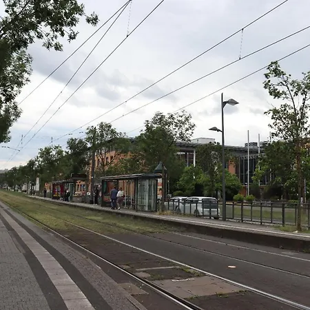 Familienfreundliche Geraeumige Design-wohnung Mit Balkon Im Zentrum - Apolonialiving *
