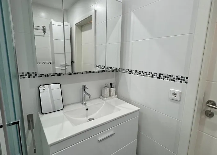 Familienfreundliche Geraeumige Design-wohnung Mit Balkon Im Zentrum - Apolonialiving *